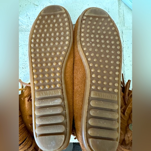 NEVER WORN MINNETONKA 622 MOCCASINS - Picture 4 of 4